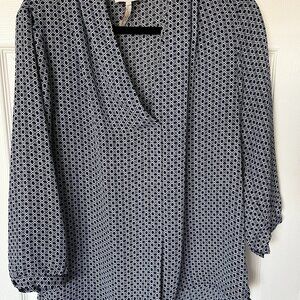 Laundry by Shelli Segal geometric navy & white v neck pullover blouse - M